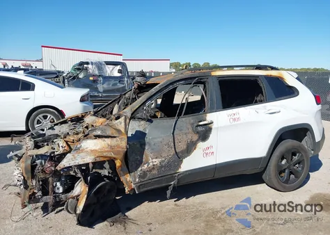 2016 Jeep Cherokee Altitude z USA, uszkodzony, nr VIN 1C4PJMCS4GW185385